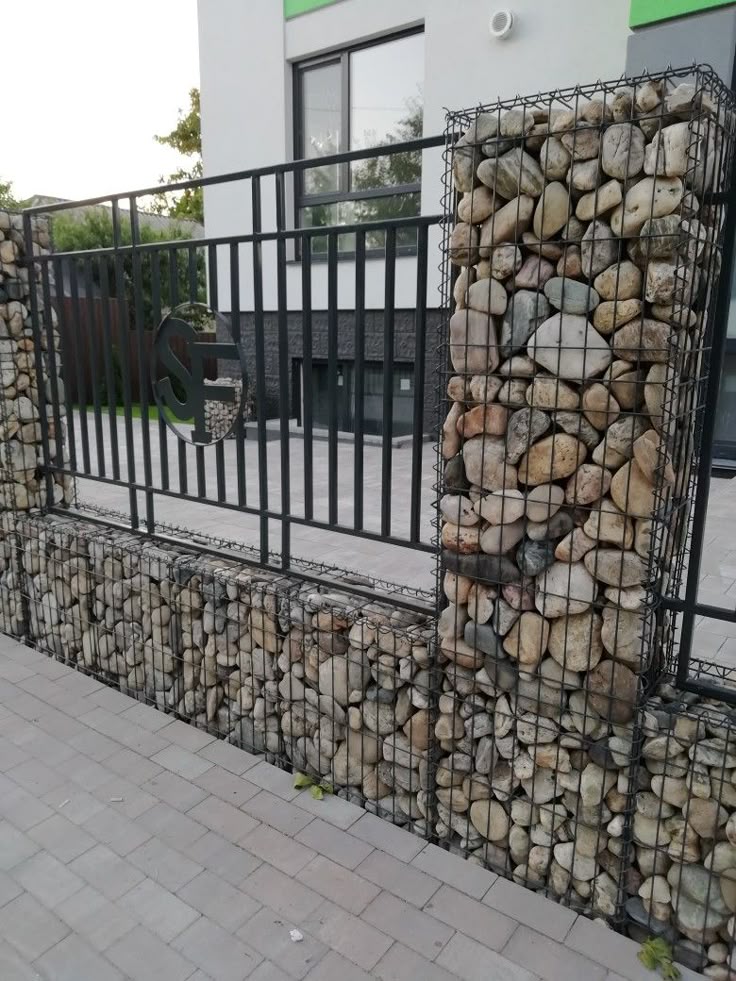 Габион-забор из сетки и камня